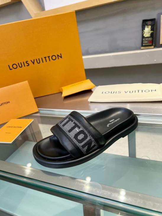 Picture of Louis Vuitton Slippers _SKULVsz35-40mnf0601564